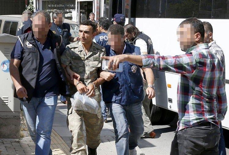 <p>İzmir'de sürdürülen operasyonda, Amfibi Deniz Piyade Tugay Komutanı Tuğamiral Halil İbrahim Yıldız da gözaltına alındı.</p>