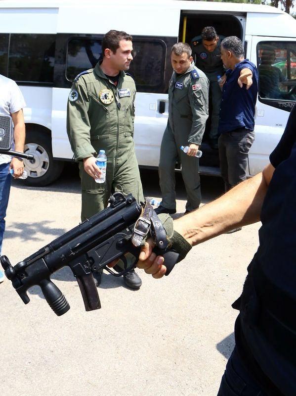 <p>Adana'da sürdürülen operasyonda 4 pilot gözaltına alındı</p>