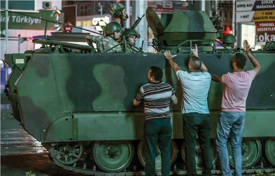 <p>Ankara Kızılay Meydanı'nda darbe girşimini protesto etmek için toplanan vatandaşlar, Kızılay'dan geçiş yapan tankların ilerleyişini elleriyle durdurmaya çalıştı.</p>
