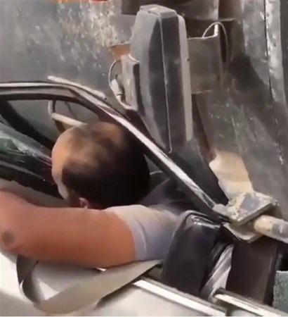 <p>Kaza yerine ulaşan kurtarma ekipleri adamın yaşadığını görünce gözlerine inanamadı. </p>