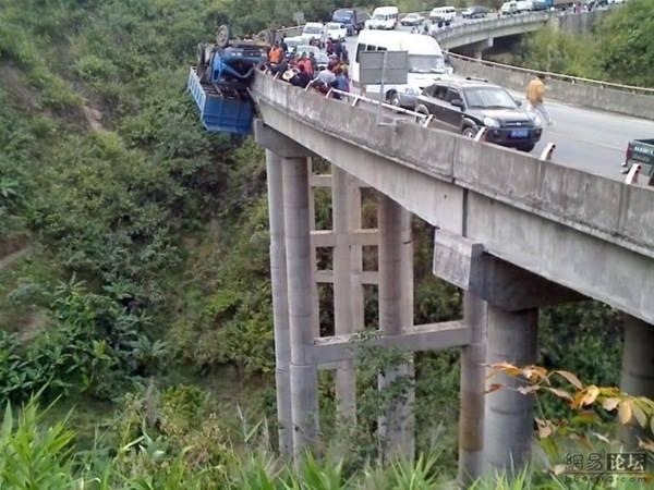 <p>Aracın kontrolünü kaybeden kamyon şoförü 60 metre yükseklikte asılı kaldı.</p>