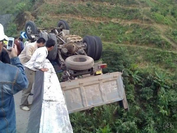 <p>Şoför kurtarma ekiplerinin yardımıyla sağ kurtulmayı başarırken, yoldan geçen biri amatör kamerasıyla bu anı yakaladı. </p>
<p> </p>