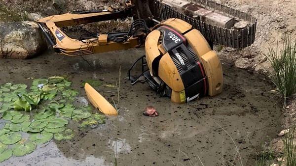 <p>Daniel Miller, Avustralya'nın Sydney kentinin 300 kilometre uzağında kazma makinasını sürerken gölün kenarı çöktü.3 tonluk kazma makinasıyla göle düşen Miller'a makinanın bir parçası takıldı. </p>