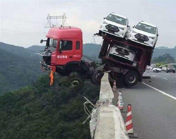 <p>Yeni araçların taşındığı bir tır, öyle bir kaza yaptı ki...</p>