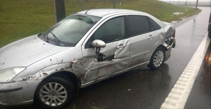 <p>Görgü tanıklarına göre ıslak yolda hakimiyetini kaybeden 32 yaşındaki erkek sürücü yol kenarında bulunan bariyerlere çarptı.   </p>

<p> </p>
