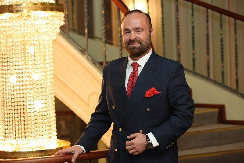 <p>ONUR YILDIZ 15 yıldan bu yana Adnan Oktar’ın arkadaş grubu içerisinde yer almaktadır.</p>
