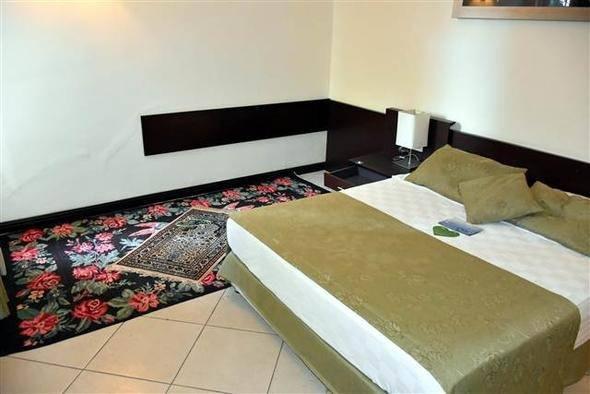 <p>Bir otel yöneticisi, bin 800 kişilik tesisin 1 Ağustos’a tarihine kadar dolu olduğunu belirtip, "Yarısından fazlası Türk müşterimiz. Tatilcilerimizin bazıları 15 Temmuz Demokrasi Zaferi ve Şehitleri Anma programına katılmak için önceden rezervasyon yaptırarak geldi. Çatışmanın olduğu odaları görmek isteyenlere izin vermiyoruz" dedi.</p>