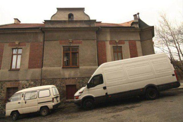 <p><strong>BİR MİNİB&Uuml;SLE HAYALİNİ GER&Ccedil;EKLEŞTİRDİ</strong></p>

<p>Her insan bir evi olsun ister ama y&uuml;ksek ev fiyatları, insanlara farklı şeyler yaptırabiliyor.&nbsp;</p>
