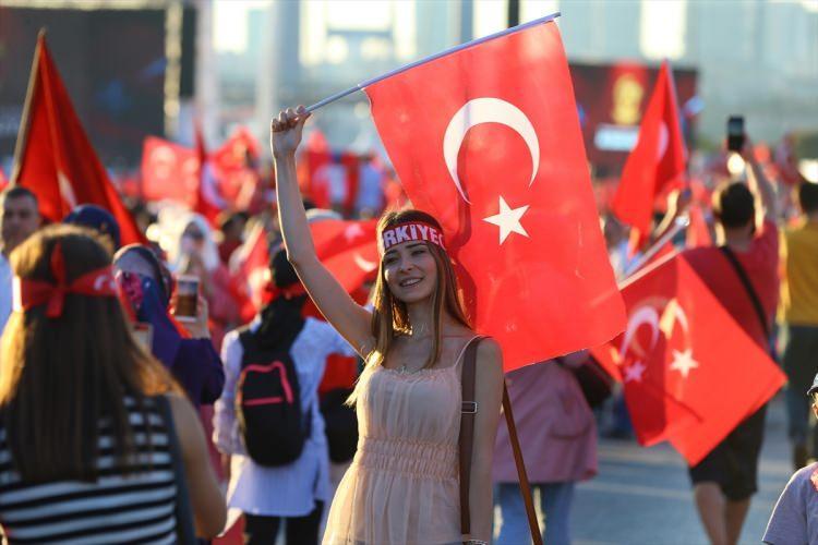 <p>15 Temmuz Demokrasi ve Milli Birlik Günü' kapsamında Türkiye genelinde milyonlarca kişi Demokrasi Nöbeti tuttu!<br />
<br />
İstanbul'da yüz binlerce vatandaş, Fetullahçı Terör Örgütü'nün (FETÖ) darbe girişiminde hayatını kaybeden şehitleri anmak için 15 Temmuz Şehitler Köprüsü'nde tek yürek oldu.</p>
