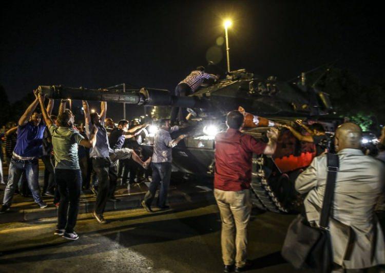 <p>Başkentte vatandaşların tankların önüne geçerek darbe girişimine karşı tepki gösterme anları.</p>
