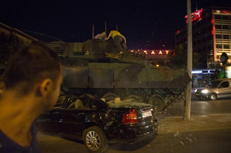 <p>Ankara'da Atatürk Bulvarı'nda FETÖ mensuplarının kullandığı tankın önüne çıkan araçları ezdiği anlar.</p>
