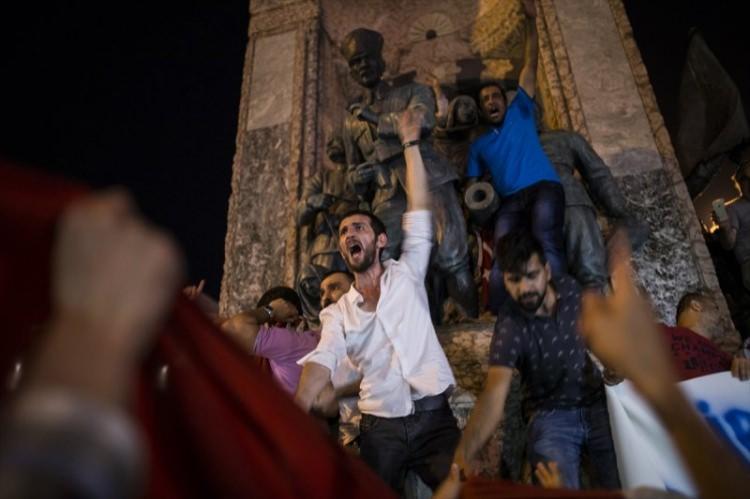 <p>İstanbul Taksim Meydanı'nda toplanan vatandaşların darbe girişimine tepki gösterdiği anlar.</p>
