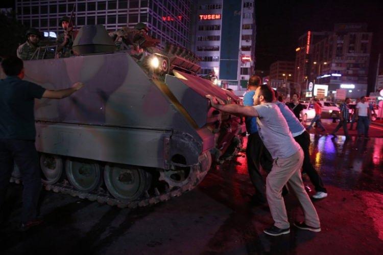 <p>Darbe girişimini protesto etmek için toplanan vatandaşların, Kızılay'dan geçiş yapan askeri zırhlı araçların ilerleyişini durdurmaya çalıştığı anlar.</p>
