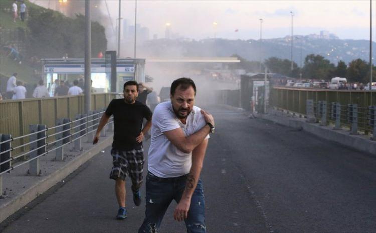 <p>İstanbul'da Boğaz Köprüsü'nün trafiğe tanklar tarafından kapatılma ve bazı vatandaşların darbecilerin açtığı ateş sonucu yaralanma anları.</p>
