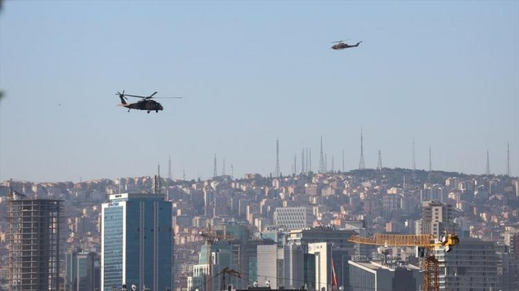 <p>Darbe girişimi sırasında Ankara semalarında uçan helikopterlerin görüldüğü anlar.</p>
