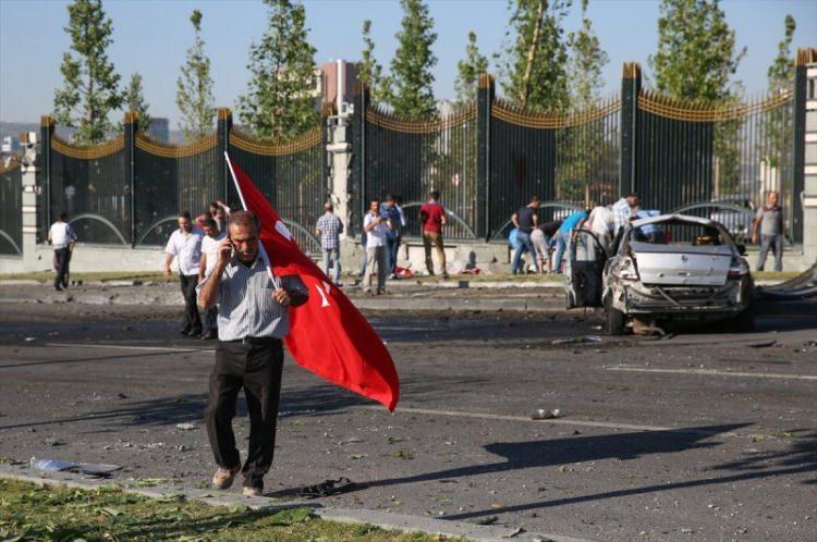 <p>FETÖ'cü pilotların Cumhurbaşkanlığı Külliyesi önünde bekleyen vatandaşlara attıkları bombanın etkisinin görüldüğü anlar.</p>
