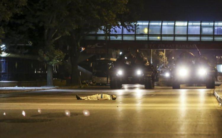 <p>Ankara'da Genelkurmay önünde darbe girişimini protesto etmek için toplanan vatandaşlardan birinin, tankların önüne yattığı an.</p>
