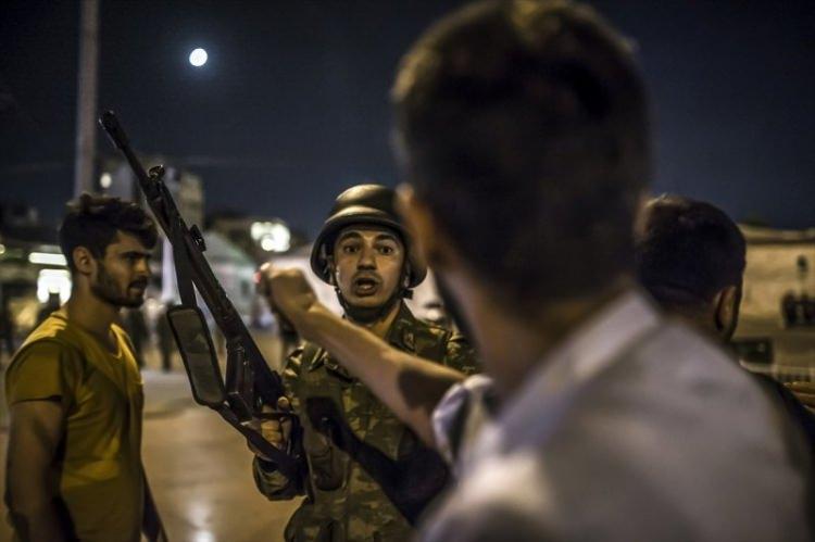 <p>İstanbul'da Taksim Meydanı'nda toplanan vatandaşların, darbe girişimine tepki gösterdiği anlar.</p>
