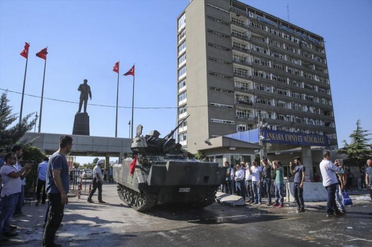 <p>FETÖ mensuplarınca darbe girişiminde kullanılan Ankara Emniyet Müdürlüğünün bahçesindeki askeri zırhlı araçların, kışlaya çekildiği anlar.</p>
