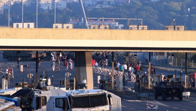 <p>İstanbul'da darbeciler tarafından kullanılan askeri zırhlı aracının emniyet güçleri tarafından kontrol altına alınma anları.</p>
