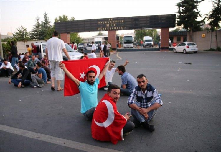 <p>Başkentte çok sayıda vatandaşın, darbe girişimini protesto etmek için Milli İstihbarat Teşkilatı (MİT) önüne gelerek sabahın ilk ışıklarına kadar beklediği anlar.</p>
