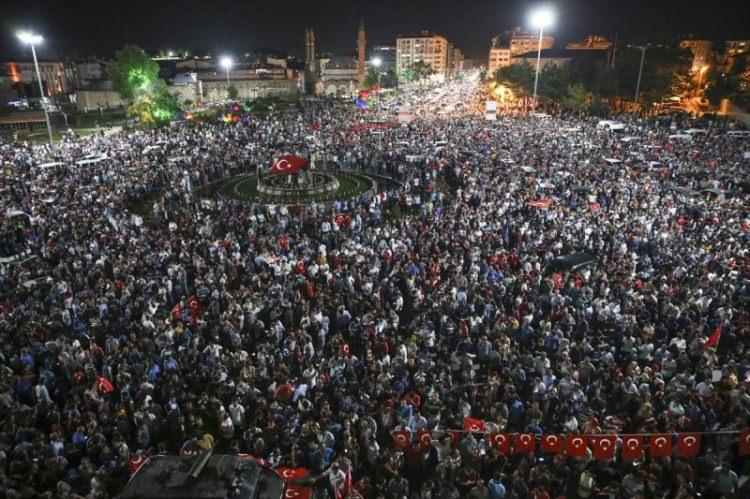 <p>Darbe girişimine tepki göstermek isteyen çok sayıda vatandaşın ellerinde Türk bayrakları ile Sivas'ta kent meydanlarında toplanarak tepki gösterdiği anlar.</p>
