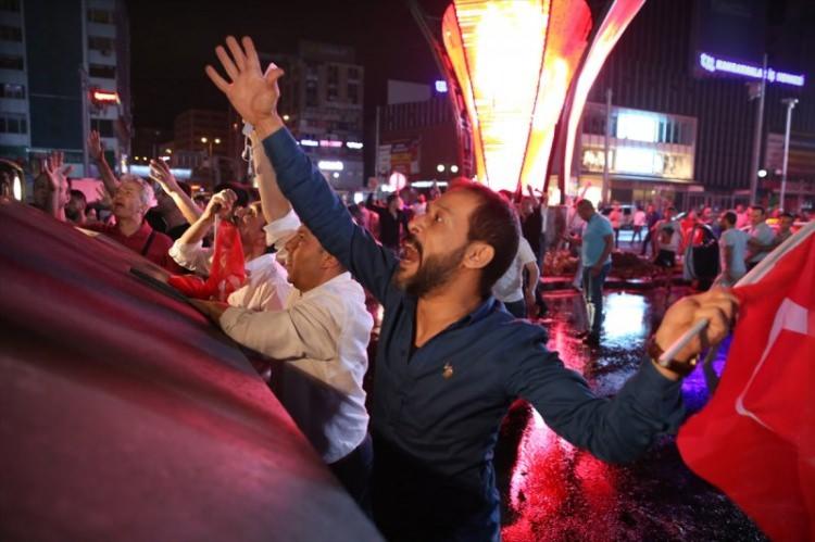 <p>Darbe girişimini protesto etmek için toplanan vatandaşların, Kızılay'dan geçiş yapan askeri zırhlı araçların ilerleyişini durdurmaya çalıştığı anlar.</p>
