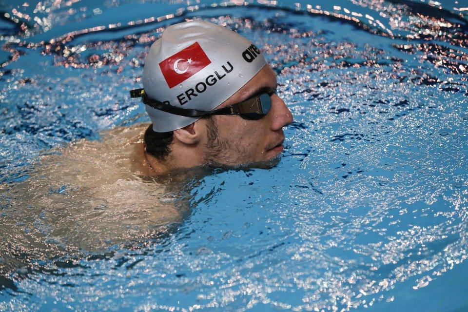 <p> Bir engellinin havuza girmesi gerçekten meşakkatli bir iştir. Eminim çok zorlanıyorlardır ama biz yavaş yavaş bunları aşıyoruz. Bu hükümetle hiç yapılmayanları yaptık, hala da yapmaya devam ediyoruz. Bence engelli kardeşlerimizin biraz daha istekli ve arzulu olmaları gerekiyor. </p>
