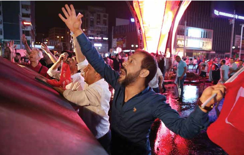 <p>Ankara Kızılay Meydanı'nda darbe girişimini protesto etmek için toplanan vatandaşlar ellerinde bayraklarla, Kızılay'dan geçiş yapan tanklara cesaretle karşı koydu.</p>
