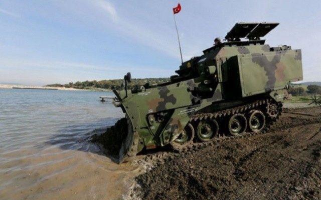 <p>2 personelin kullandığı araç; karada saatte 45, su da ise 8.6 kilometre hız yapabiliyor. Azami 400 kilometre yol yapabilen zırhlı araç, nokta dönüşü de yapabiliyor. </p>
<p> </p>
