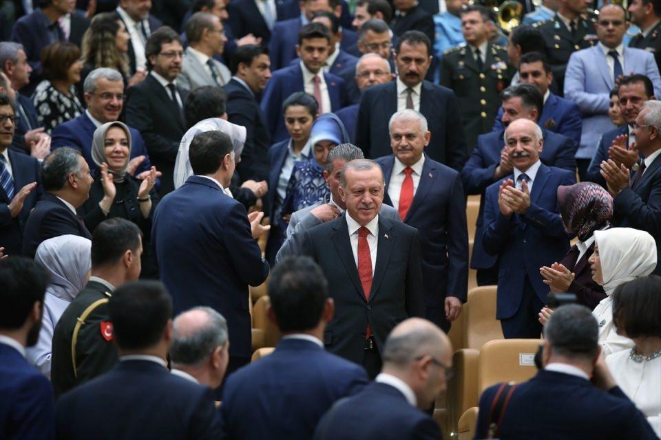 <p>Türkiye Cumhurbaşkanı Recep Tayyip Erdoğan, Cumhurbaşkanlığı Külliyesi'nde TBMM Başkanı ve Türkiye Cumhuriyeti 27. Başbakanı Binali Yıldırım'a Devlet Şeref Madalyası Tevcih Töreni'ne katıldı.</p>

<p> </p>
