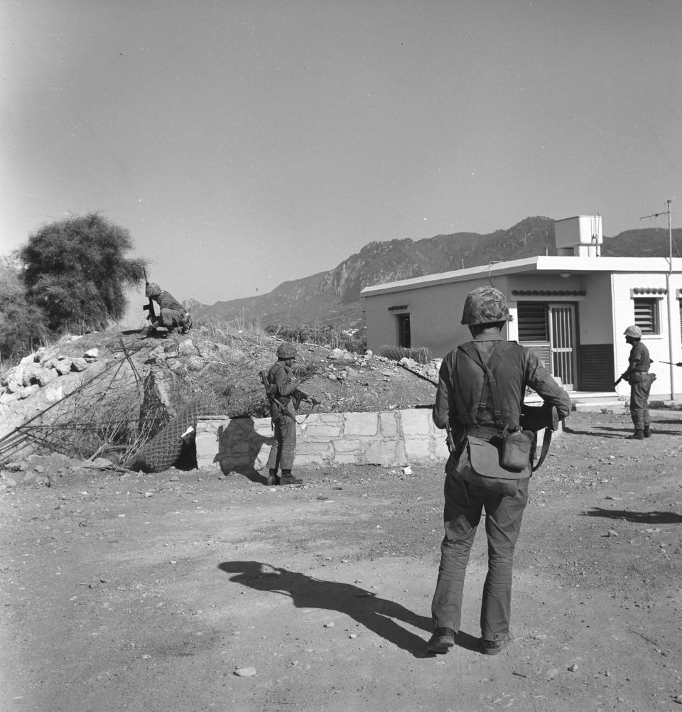 <p>Kıbrıs Barış Harekatı'na katılan Türk askerleri 20 Temmuz 1974'de Lapta ve Karava bölgesinde.</p> 