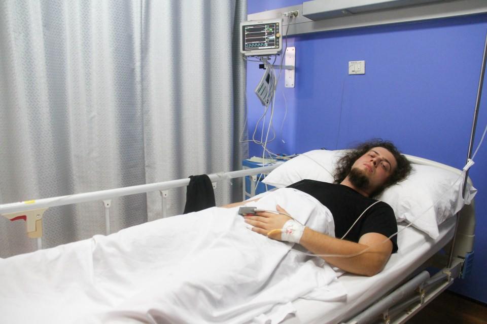 <p>Gösteri için geldiği Antalya'da, dün otelde hazırlık yaparken kobra yılanı tarafından ısırılan ve akşam saatlerinde özel bir uçakla Mısır’a getirilen illüzyonist Aref Ghafouri’nin tedavisi başkent Kahire'deki Kasr en-Nil Hastanesi’nde devam ediyor.</p>
