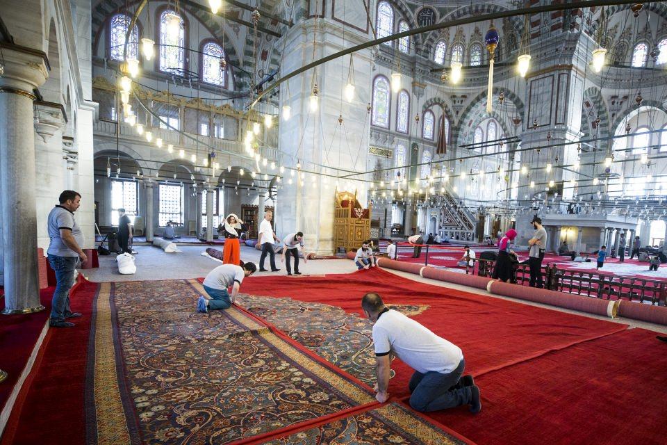 <p>2. Abdülhamit döneminde 1889 yılında Hereke Fabrikası'nda dokutulan Fatih Camisi halıları, desenleri önceden tasarlanan parça halıların birleştirilmesiyle, bütününde bir kompozisyonun meydana getirildiği yekpare desenli halılardan oluşuyor. </p>
<p> </p>