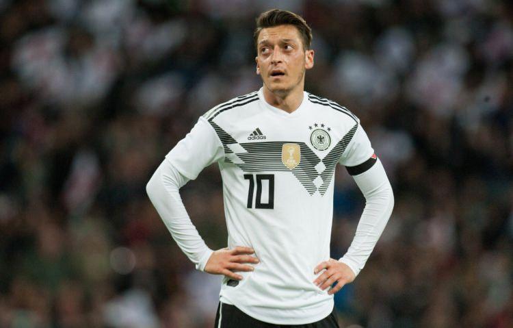 <p>Almanya basınından bazı medya kuruluşları Mesut Özil’in milli takımı bırakmasını haklı bulurken, bazı kurumlar bu durumu eleştirdi. <br />
<br />
Dünyaca ünlü futbolcuya Türkiye'den ise destek yağıyor</p>
