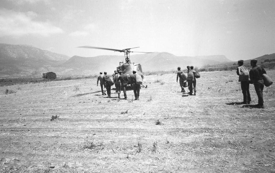 <p>17 Ağustos 1974'de Kırna Havaalanına helikopterlerin komandoları indirmesi.</p>
