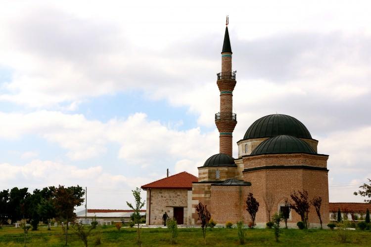 <p>Külliyenin bulunduğu Aslanbeyli Mahallesi muhtarı Mustafa Kemal Büyükaşçı ise restorasyonun ardından türbenin yurt içinden ve dışından yoğun ilgi gördüğünü söyledi.</p>

<p>Külliyenin türbedarı Kurban Akın da Alevilerin ve Sünnilerin ilgi gösterdiği türbenin bu özelliğiyle birlik ve beraberliğe ışık tuttuğunu anlattı. </p>
