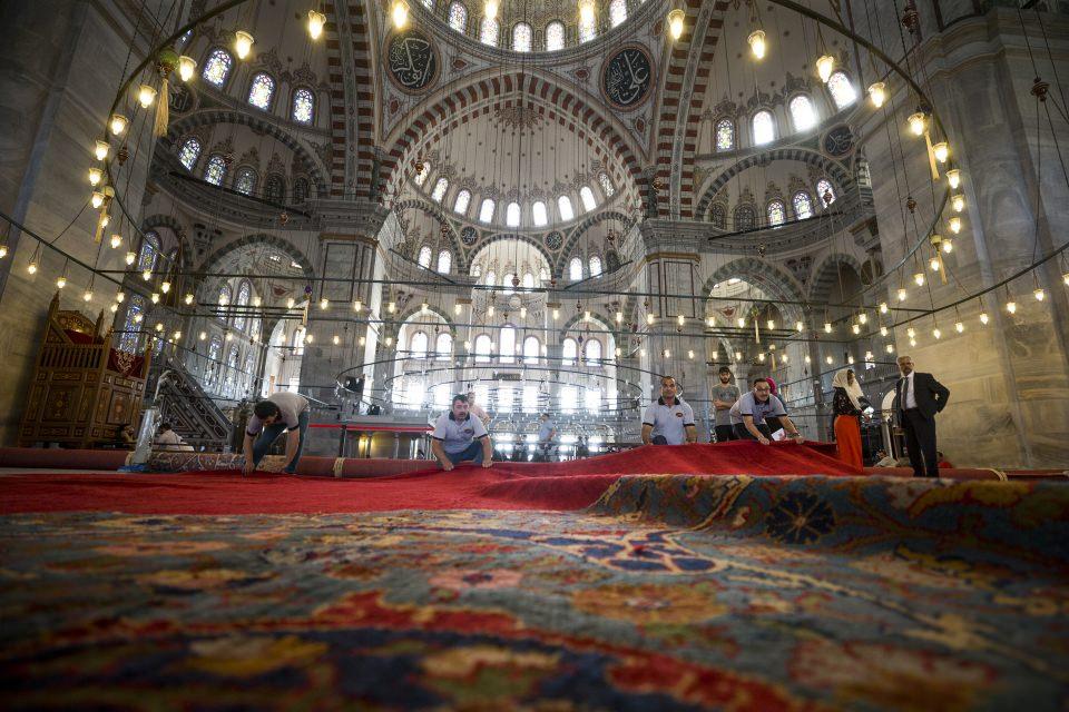 <p>16. yüzyılda Uşak ve yakın çevresinde bulunan büyük atölyelerde Osmanlı sarayları, konakları ve selatin camileri için dokutulan halılar, 19. yüzyıl sonlarına doğru Hereke'de kurulan fabrikada üretilmeye başlandı. </p>
<p> </p>