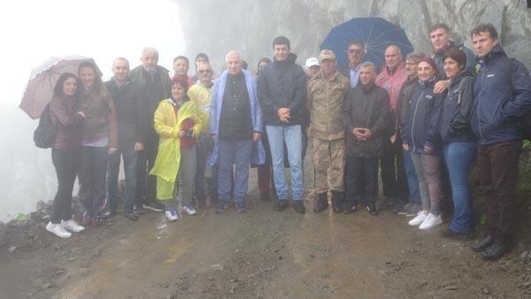 <p>Yağmur ve sisli havada yapılan yürüyüşe Çaykara Kaymakamı İhsan Ayrancı, Kültür ve Turizm Müdürü Ali Ayvazoğlu, Trabzon Valiliği Basın ve Halkla İlişkiler Müdürü Sami Ayan ile doğa severler katıldı. Yürüyüşe katılanlar zorlu yolda heyecanlı anlar yaşadı.</p>

<p> </p>
