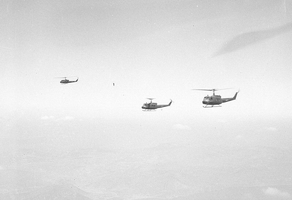 <p>Türk Silahlı Kuvvetleri'nin 20 Temmuz 1974 Kıbrıs Barış Harekatı sırasında Türkiye'den asker ve mühimmat nakleden helikopterler Kıbrıs semalarında. </p> 