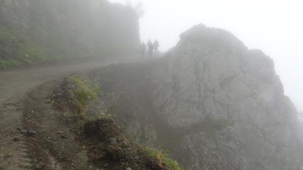 <p>'Derebaşı virajları' diye bilinen yol, Trabzon ile Bayburt'u, en yakın yer olan 3 bin metre yükseklikteki Soğanlı Dağı üzerinden birbirine bağlıyor. Yol, zorlu arazi koşulları nedeniyle yılın 5- 6 ayı kar yüzünden kapalı kalıyor.</p>
