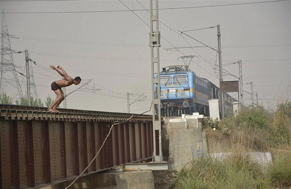 <p>Hindistan'da bir grup genç eğlence olsun diye, tren raylarından Ganga Kanalına atlıyorlar.</p>

