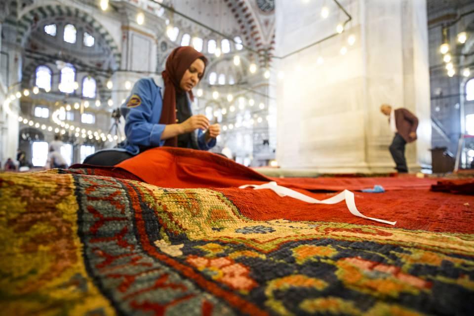 <p><strong>60 kişilik ekip çalıştı</strong></p>
<p>Vakıflar İstanbul 1. Bölge Müdürü Mürsel Sarı, AA muhabirine yaptığı açıklamada, Vakıflar Genel Müdürlüğü'nün yaklaşık 15 yıldır Fatih Camisi, Süleymaniye Camisi, Beyazıt Camisi gibi taşınmaz kültür varlıklarında yoğun bir restorasyon faaliyeti yürüttüğünü söyledi.</p>