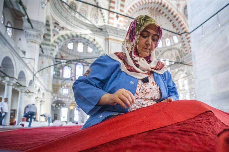 <p><strong>2 milyon 200 bin TL'ye mal oldu</strong></p>

<p>Fatih Camisi'ne ait taşınır vakıf kültür varlığı olan 76 parçadan ibaret el dokuması halının mekanik temizliği, yıkama, bakım, restorasyon ve konservasyonları yapıldıktan sonra camiye serilmeye başlandı</p>
