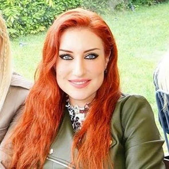 <p>Aslı EFEOĞLU</p>

<p>Kod adı: Maviş Aslı. Kandilli'deki Dragos ismi verilen örgüt merkezinde Adnan Oktar ile beraber kalır. Yönetici bacıdır. Yürütme konusunda bacılar ve kızkardeşler grubunun tamamından sorumlu yöneticidir. Kızkardeşler grubunun her türlü işlerinde inisiyatif kullanabilir. Örgüte ait grup evlerindeki iç konuları yönetir.<br />
<br />
Örgütün faaliyetlerini takip eder ve kişi görevlendirir. Örgütten ayrılanlara karşı yürütülen iftira ve itibarsızlatırma kampanyasını kontrol eder ve içerik paylaşmayanları tespit ederek zorla paylaştırır.</p>
