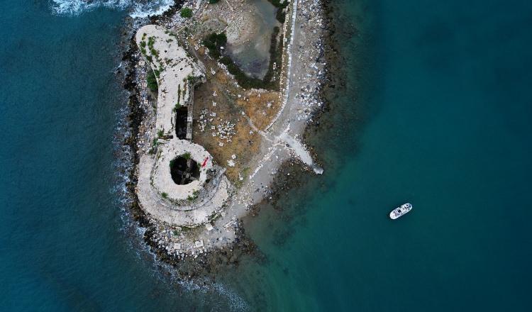 <p>Akdeniz'e kıyısı olmasına rağmen bu durumu pek bilinmeyen Adana'nın mavi bayraklı plajları turistleri bekliyor.</p>
