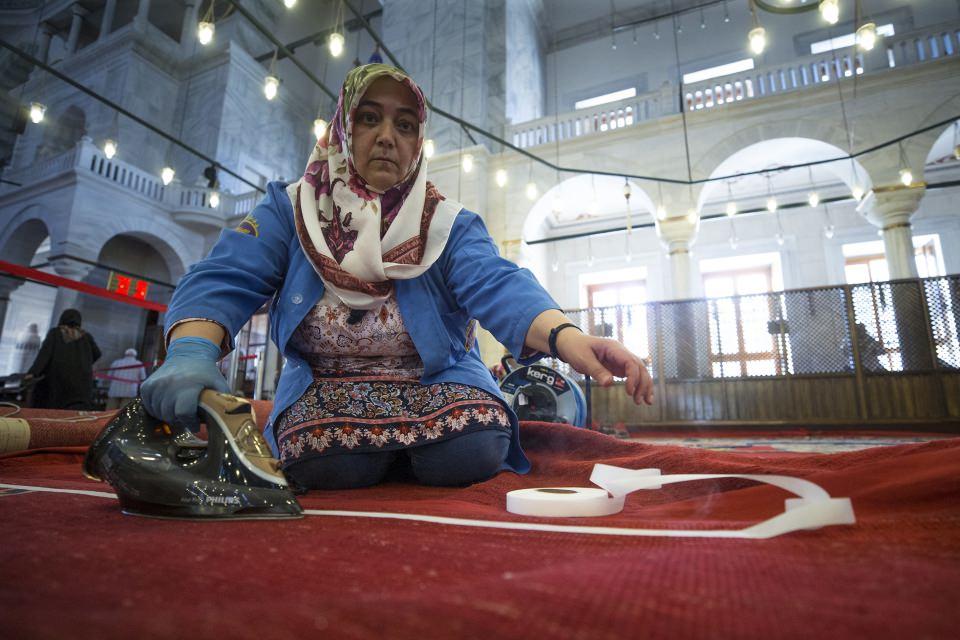 <p>Fatih Camisi halılarının restorasyon ve konservasyon çalışmaları, üniversitelerin Geleneksel Türk Sanatları Halı-Kilim Bölümü mezunları için iş olanağı sundu.</p>

<p> </p>
