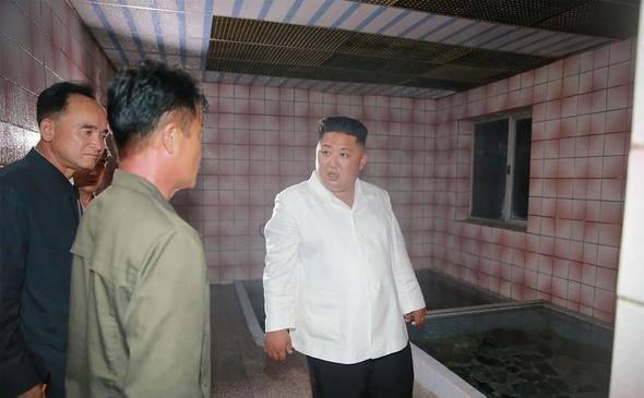 <p>Kuzey Kore Devlet Başkanı Kim Jong-un, ülkesinde teftiş ettiği yatırımların hiçbirinden memnun kalmaması üzere ilk kez kamuoyu önünde yetkilileri eleştirdi.</p>
