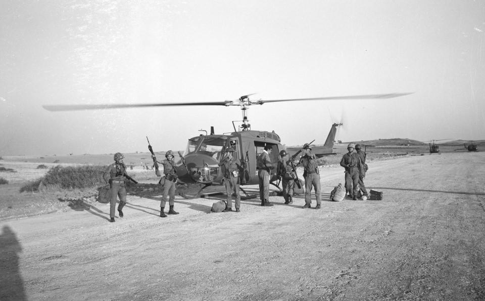 <p>7 Ağustos 1974'de Kırna Havaalanı'na helikopterlerin komondaları indirmesi</p> 