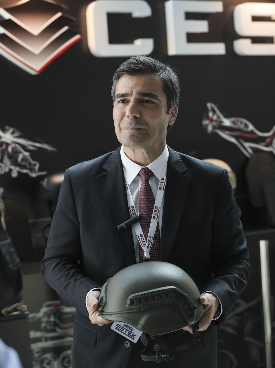 <p>Modernize edilen zırhlı araçlarda "parçacık kalkanı" denilen kompozit zırh sistemi kullandıklarını anlatan Şentürk, araçların balistik koruma seviyesini artırmak için de eklemeli zırh çözümleri geliştirip, bunları yerli olarak ürün gamına kattıklarını ifade etti.</p>
<p> </p>